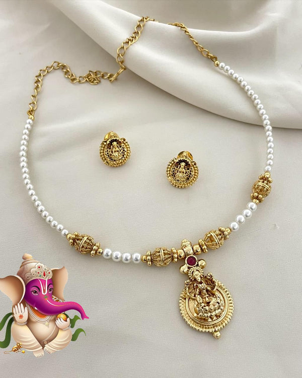 Pearl with gold - Imitation jewelry